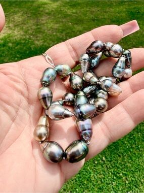 Tahitian pearl necklace